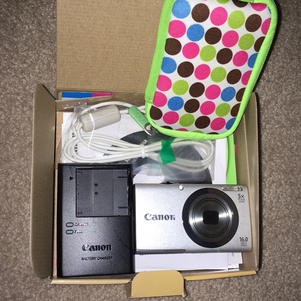 CANON DIGITAL CAMERA W CASE